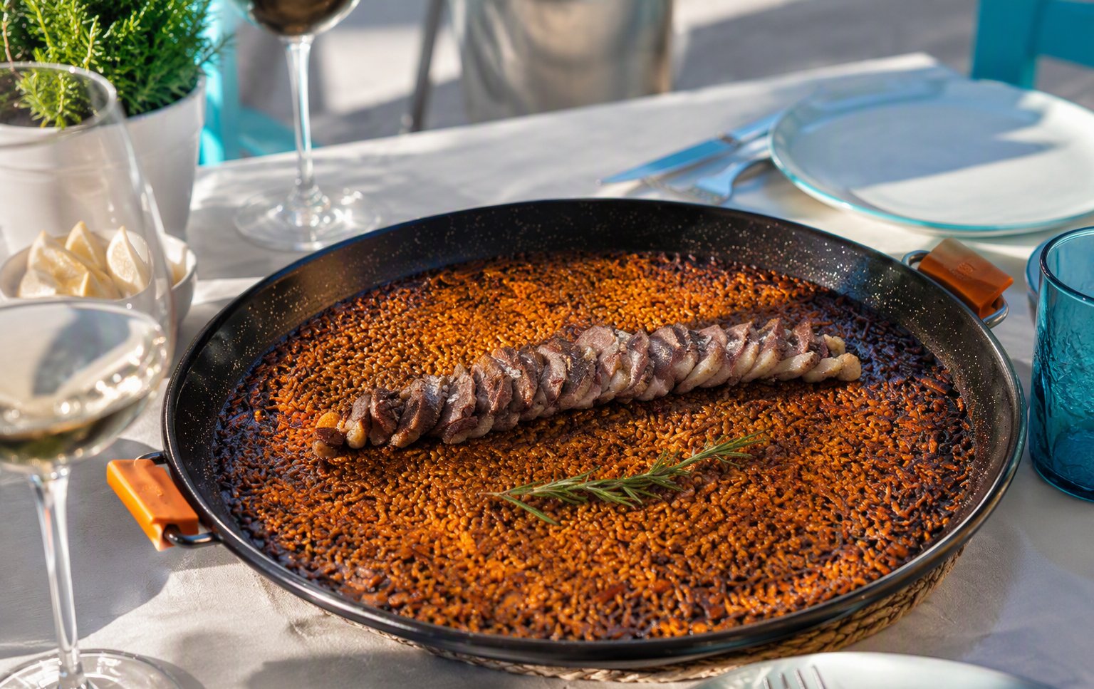 Arroz con solomillo ibérico de Discochiringuito UHA en la playa del Tesorillo
